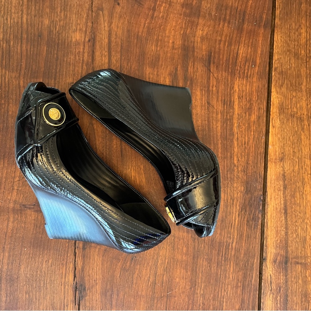 Tory Burch FLINNIA-PATENT WEDGE BIG PEEP TOE 6M